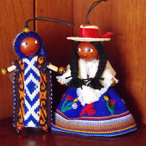 Peruanitos mit typischer Kleidung aus Cajamarca